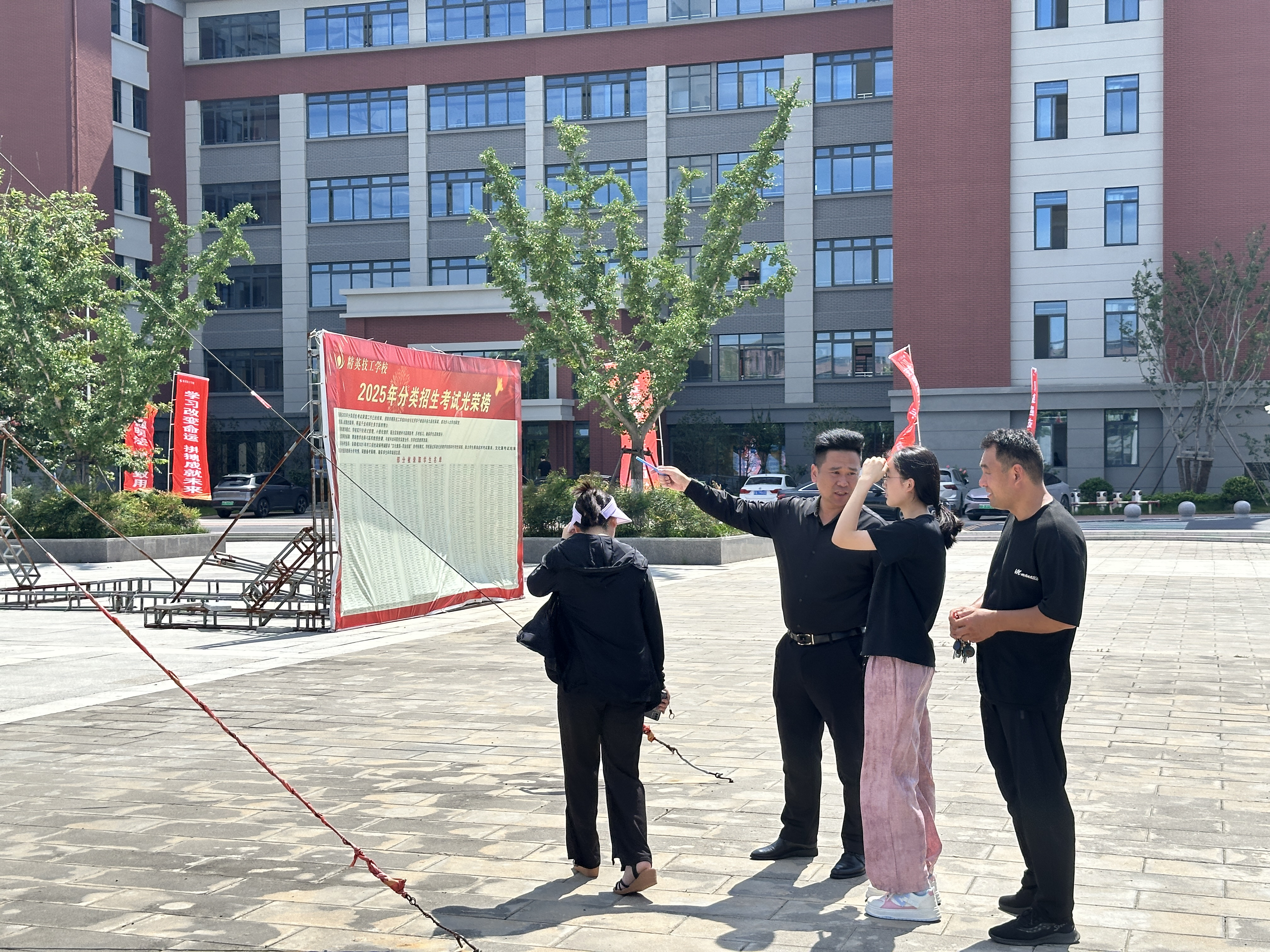 酷暑坚守映初心 党旗飘扬招生一线