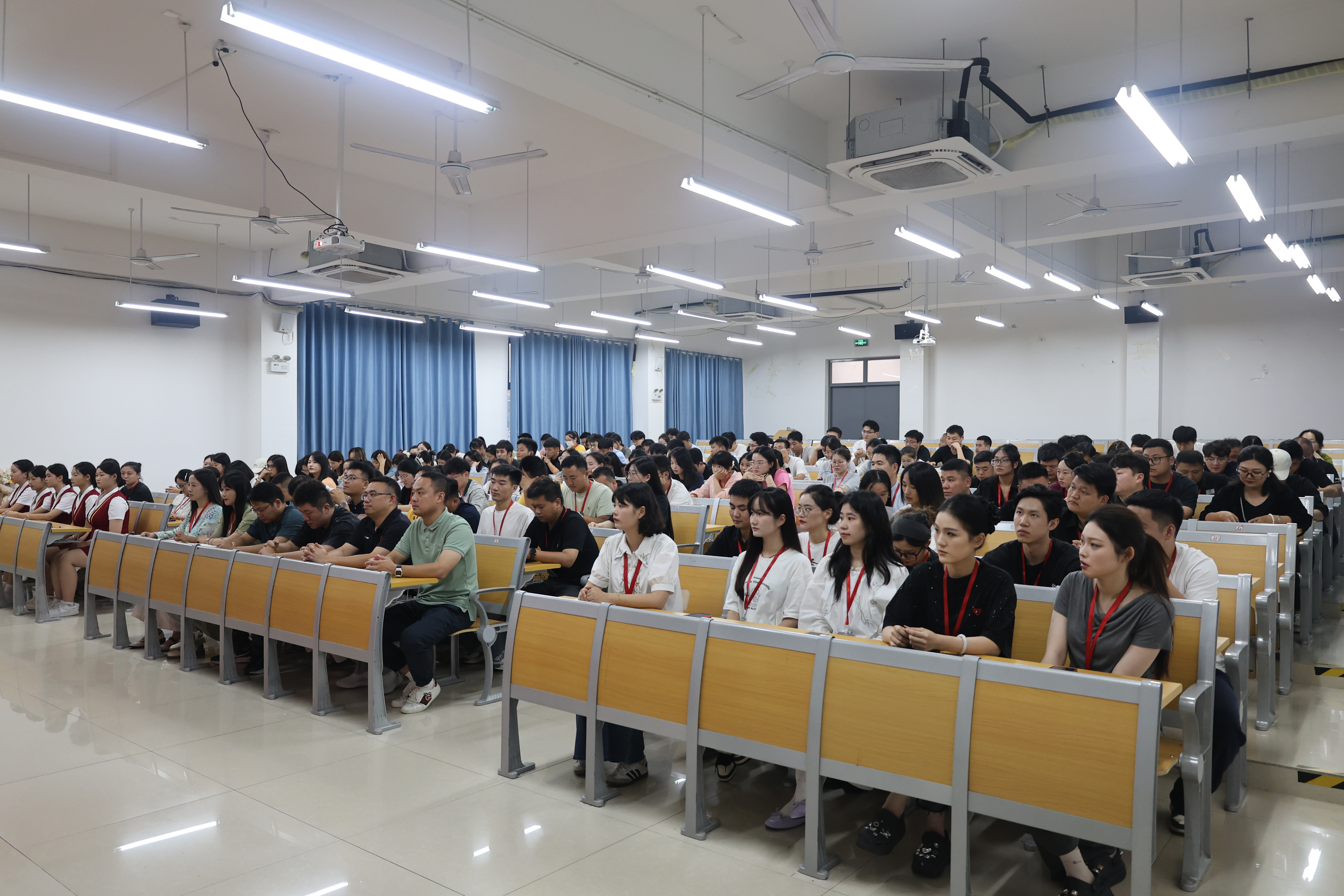 表彰先进树楷模  砥砺奋进谱新篇