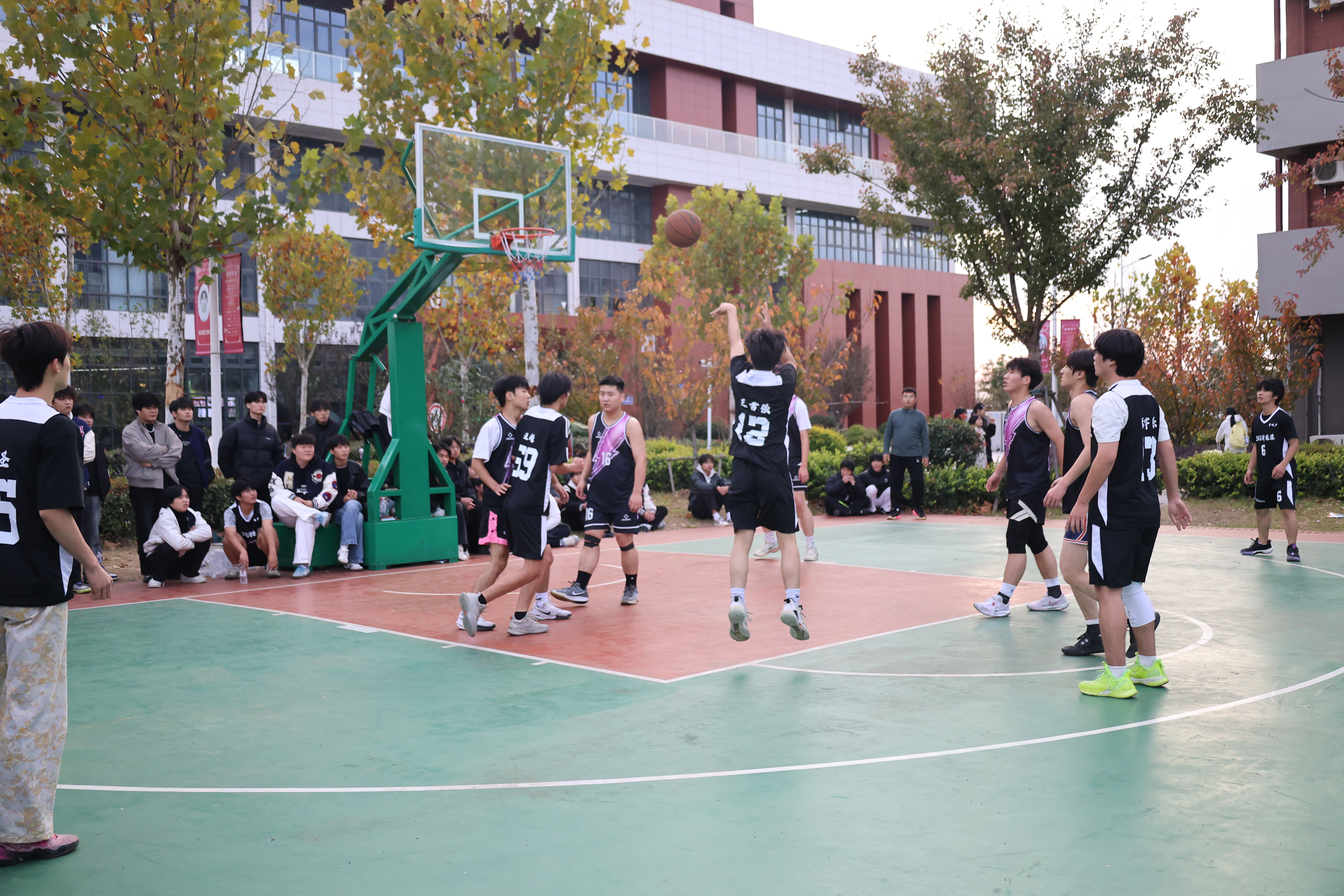 汗水浇灌荣耀  青春不负热爱----我校第五届篮球联赛收官，智能制造学院揽双冠