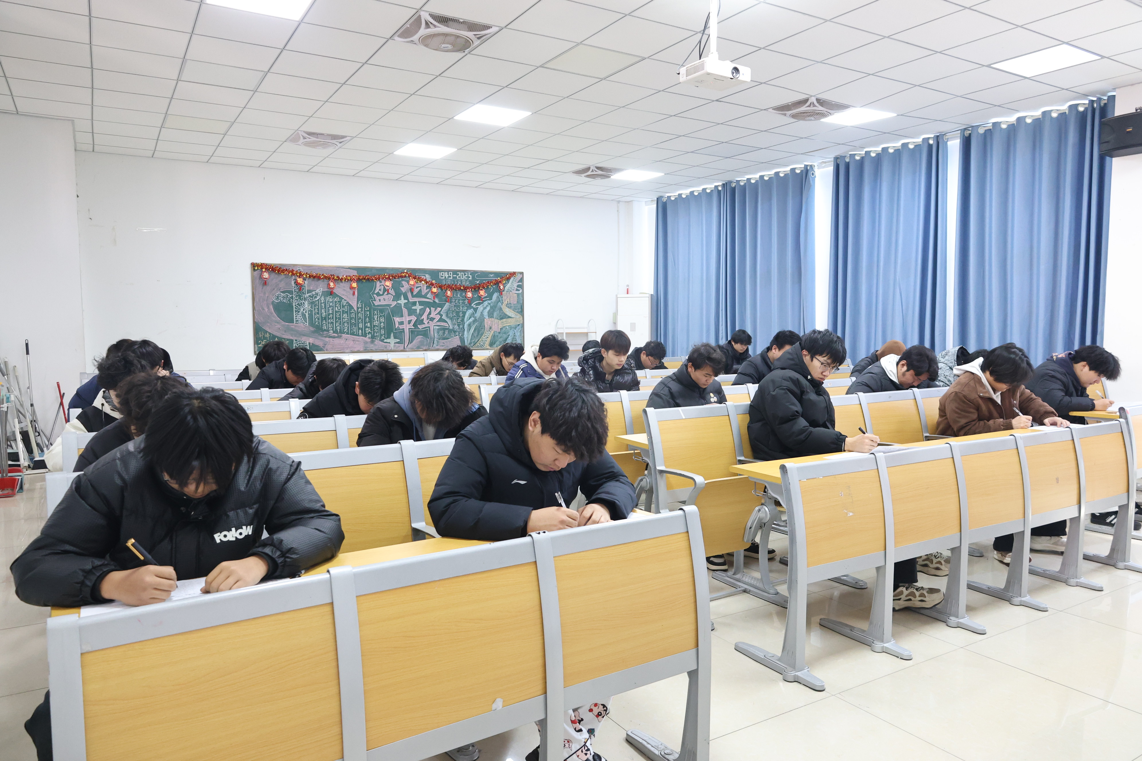 严考纪、强技能、促发展 ——我校期末考试工作全面有序开展