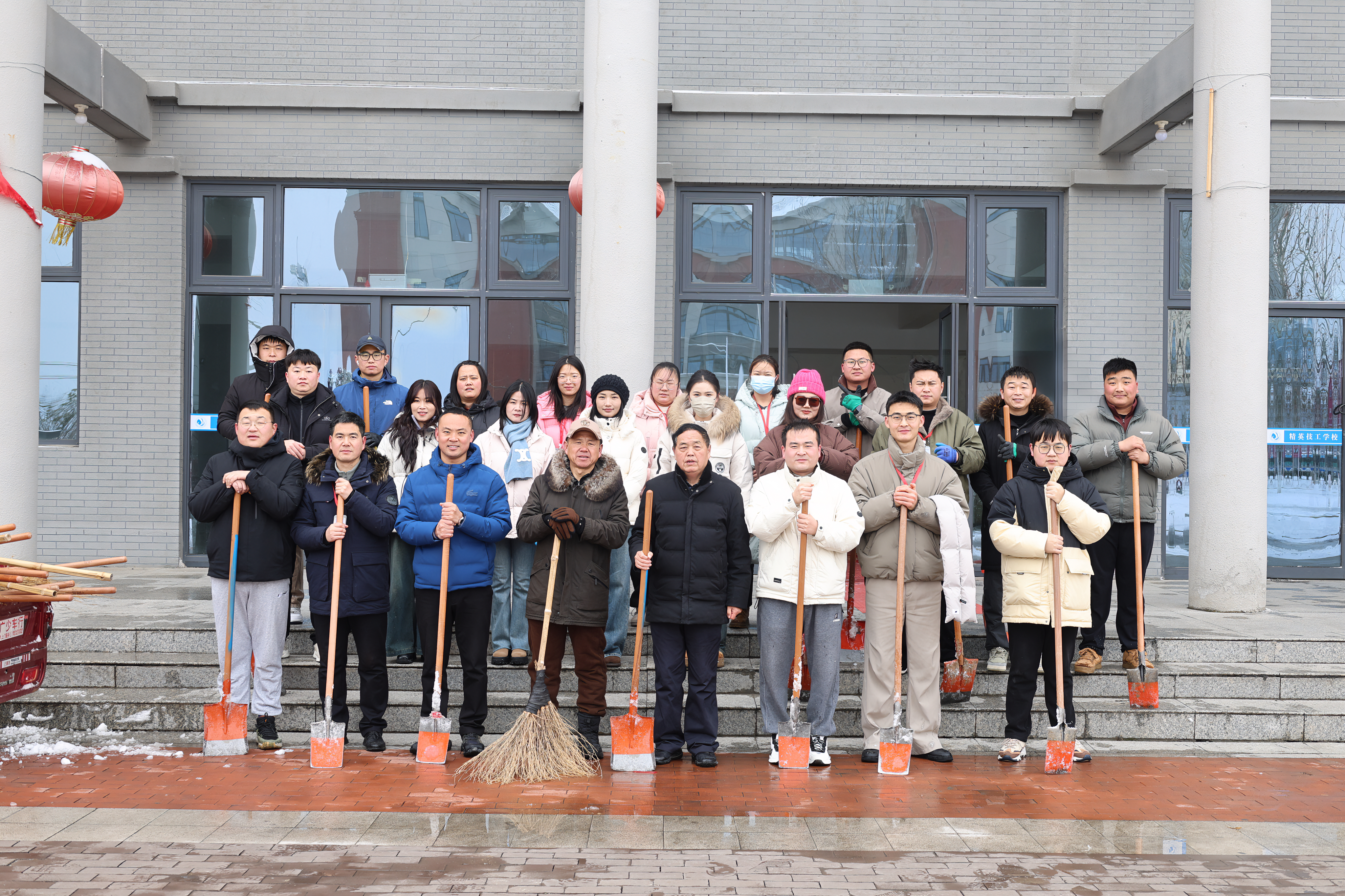 党旗飘扬映初心  破冰除雪暖校园