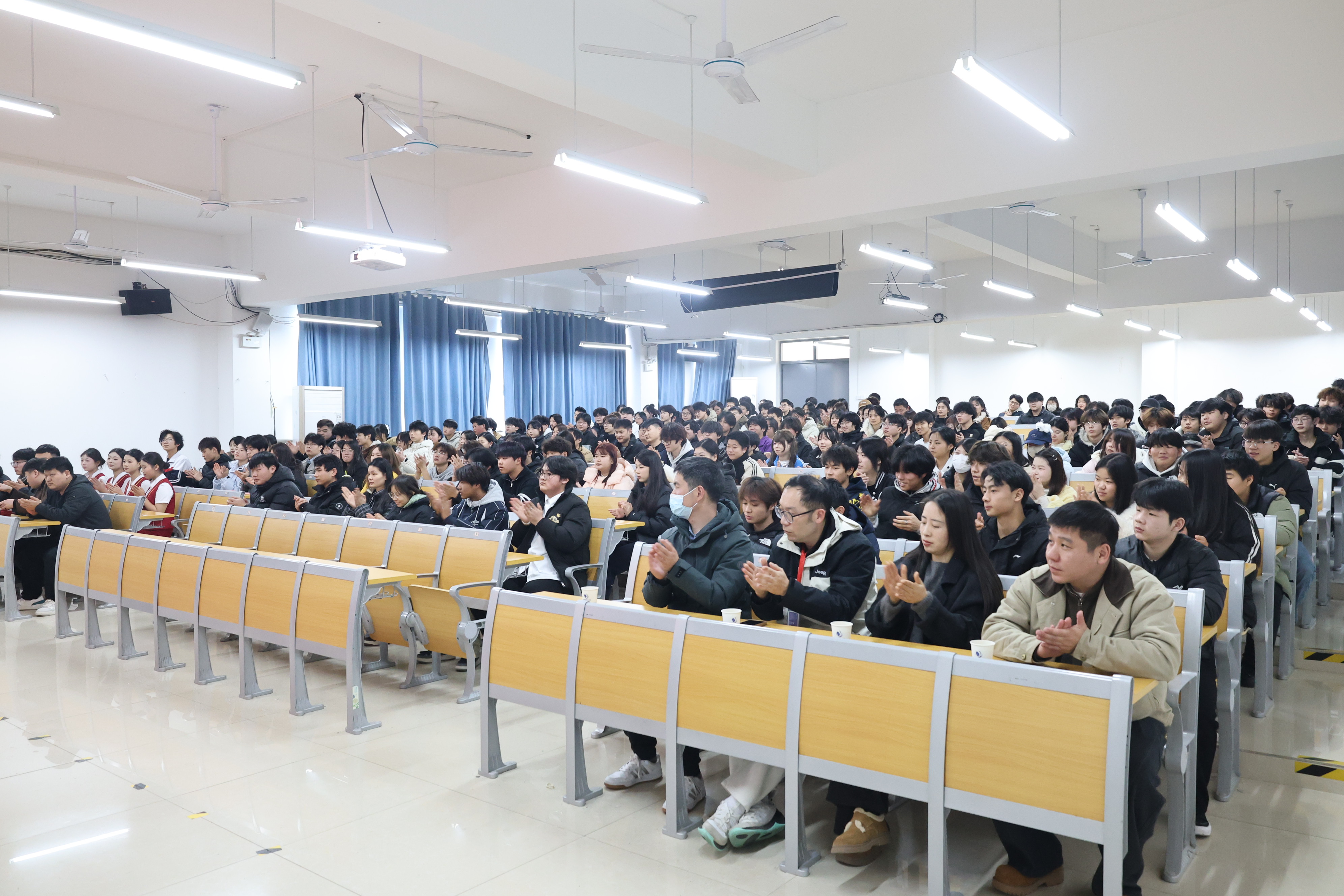 青春逐光 榜样力量 ——2025-2026学年第一学期学生表彰大会优秀学子发言摘要