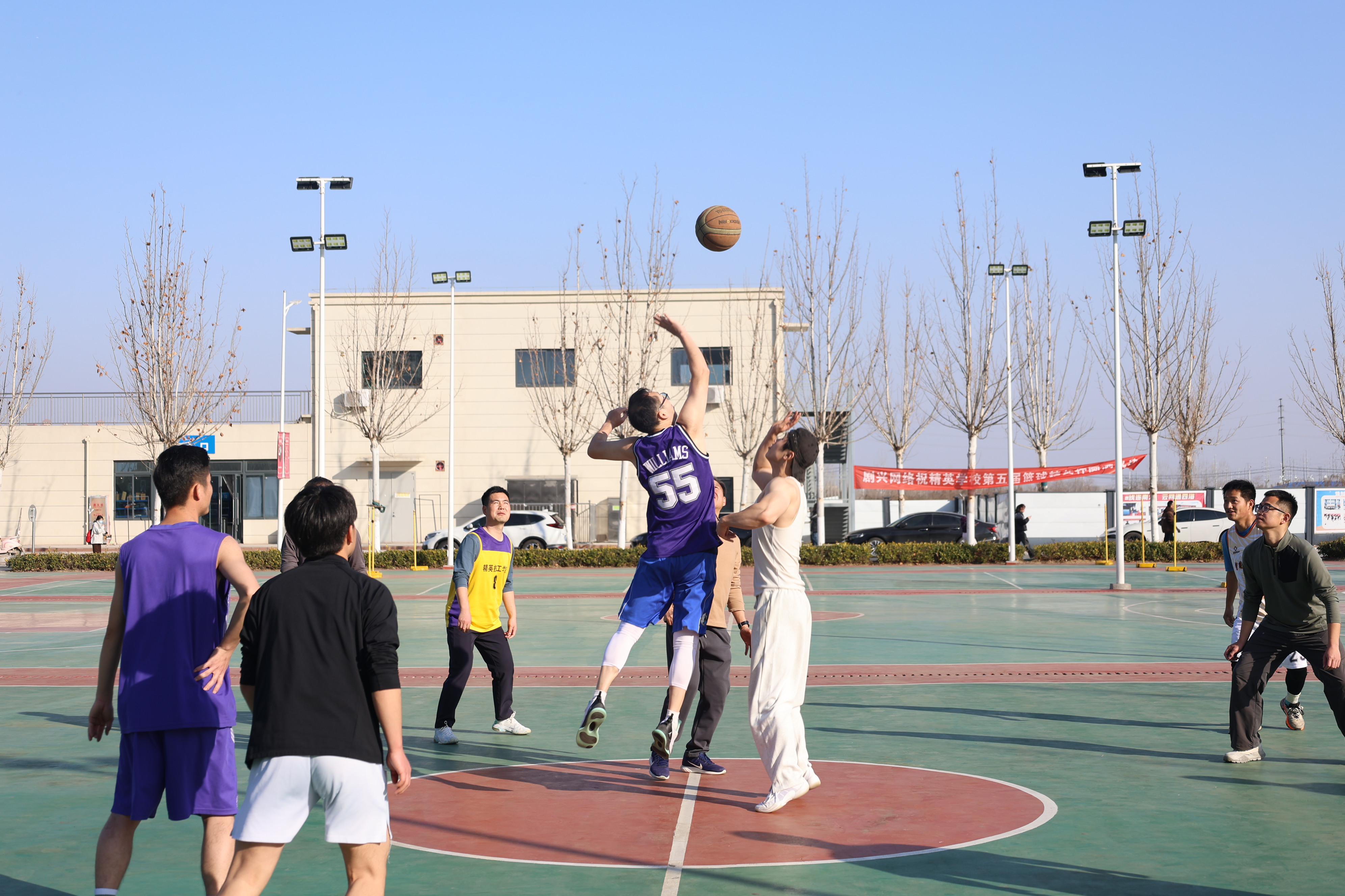 活力赛场，同心同行----我校成功举办第一届教职工运动会