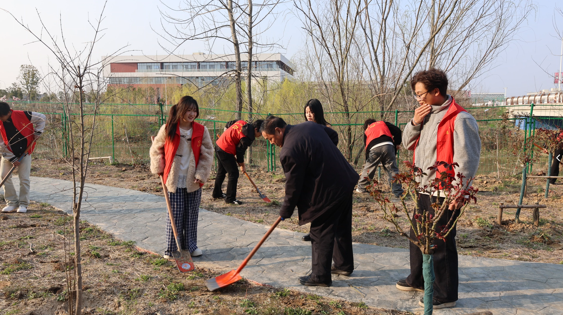 党建引领育希望 团建聚力添新绿