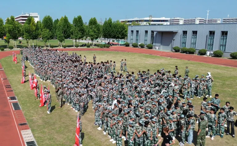 我校隆重举行2026级新生军训总结表彰大会暨开学典礼