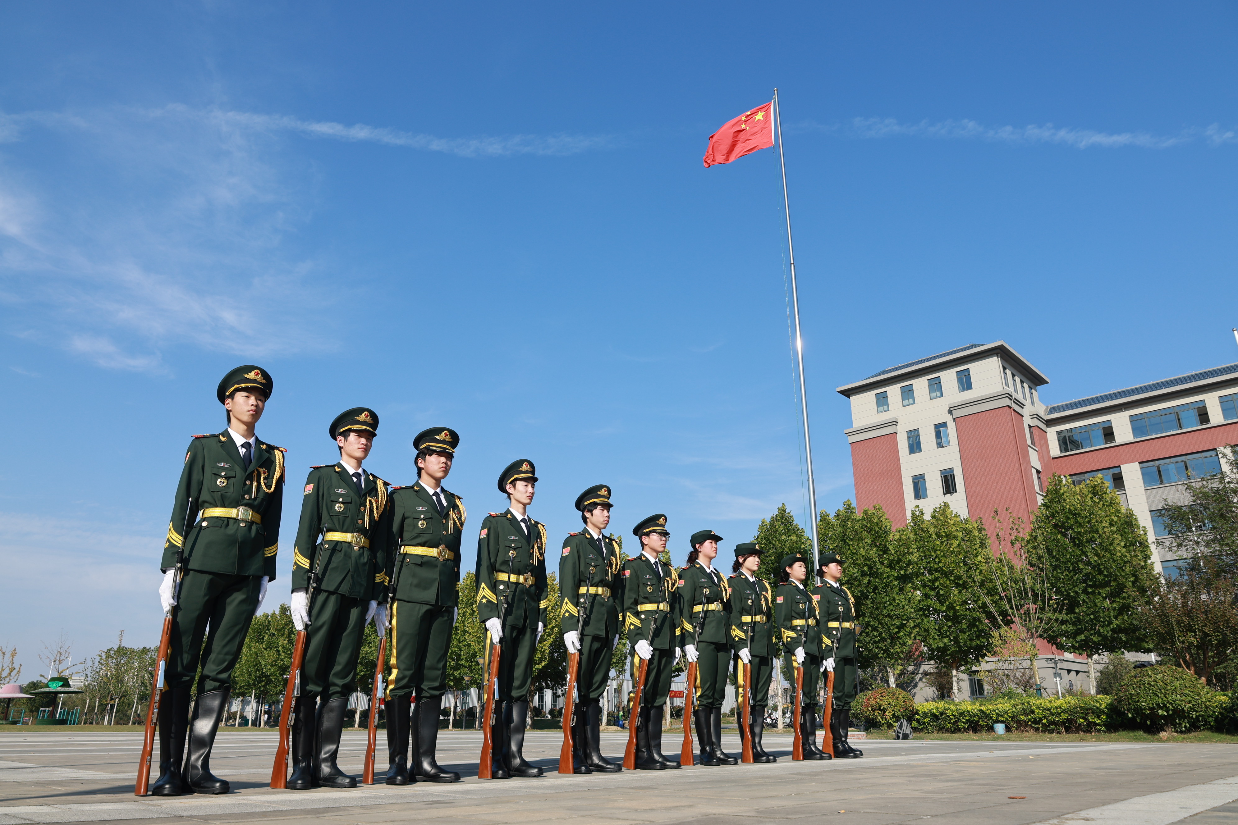 赓续长征薪火  厚植爱国情怀 ▏我校隆重举行升国旗仪式